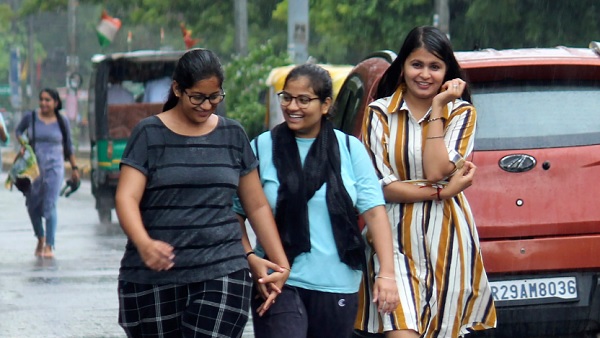 बंगाल की खाड़ी में एक ताजा लो प्रेशर एरिया बन रहा