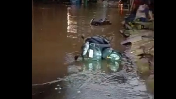  बेंगलुरू के कई इलाकों में बाढ़ जैसे हालात