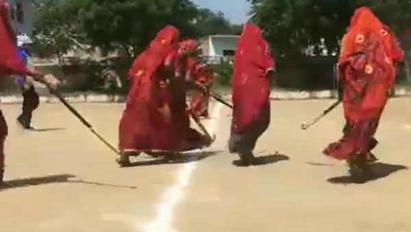 गांव बावड़ी में महिलाओं के बीच हॉकी का मैच गांव बावड़ी में महिलाओं के बीच हॉकी का मैच