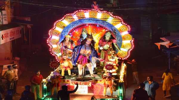हाईटेक उपकरणों व डीजी लाइटों का होता है उपयोग