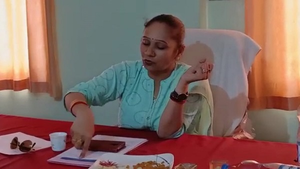 तौल में गड़बड़ी करते हो, कांटे बांट की जांच करा दूंगी तौल में गड़बड़ी करते हो, कांटे बांट की जांच करा दूंगी