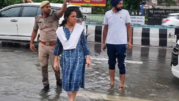 पानी से भरी सड़कों पर उतर पड़ी थी रोशन जैकब