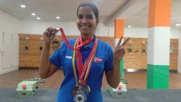 शशि ने दिल्ली से की है पढ़ाई शशि ने दिल्ली से की है पढ़ाई