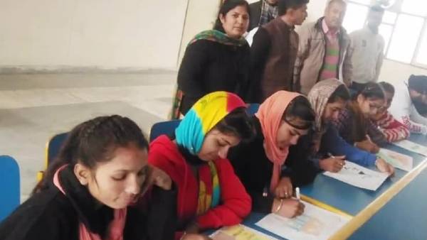 संस्कृत में भविष्य तलाश रहे छात्र