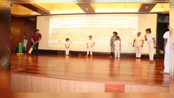 अस्पताल में बना टेम्परेरी क्रिकेट मैदान 