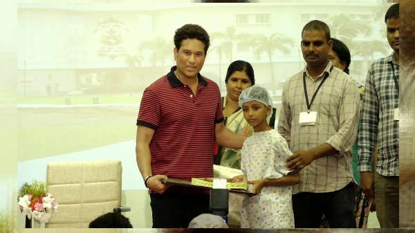 सचिन से मिलाकर भावुक हुए बच्चे और परिजन 