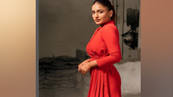 भीड़ से किसी ने उनके साथ गंदी हरकत की।