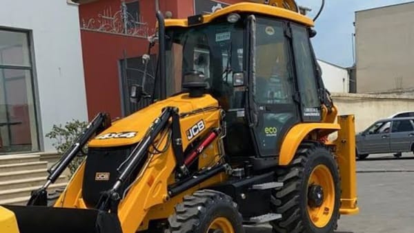 मृत गाय को जेसीबी से घसीटा गया मृत गाय को जेसीबी से घसीटा गया