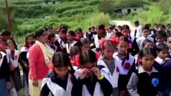दूसरे स्कूल में जाने लगे शिक्षक, बच्चे भावुक होकर रोने लगे