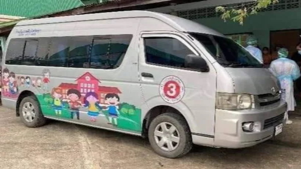 छुट्टी होने पर बस का गेट खुला तो दिखा ये खौफनाक मंजर छुट्टी होने पर बस का गेट खुला तो दिखा ये खौफनाक मंजर