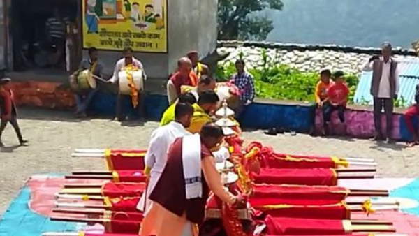 एक दूसरे से मिलने के लिए उत्साहित रहते हैं ग्रामीण