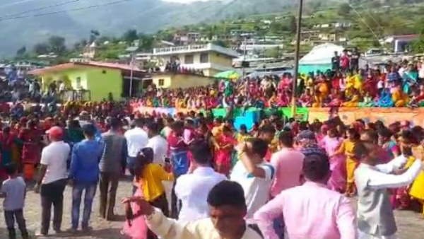 एक साथ पूजा और उसके बाद नृत्य सबसे आकर्षक 