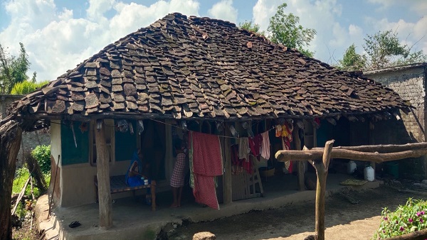 भाई-बहन मिलाकर घर में कुल पांच सदस्य भाई-बहन मिलाकर घर में कुल पांच सदस्य