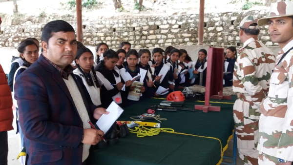 गंगा में पीएचडी, सरकारी स्कूल में नवाचार से कुछ नया प्रयोग करने में जुटे