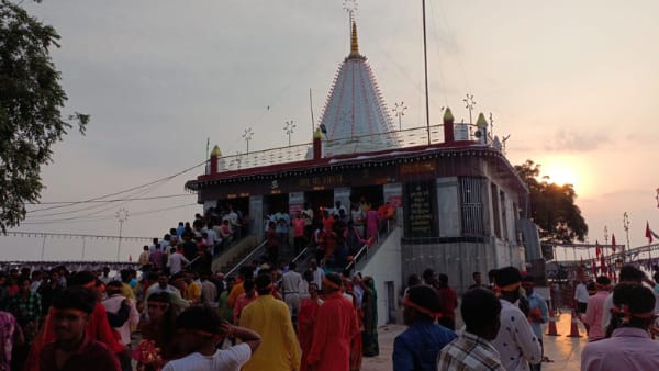 हर साल शारदीय नवरात्रि और चैत्र नवरात्रि में मेला लगता