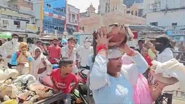 सीएमओ के ऑफिस के अंदर और बाहर फेंका कचरा