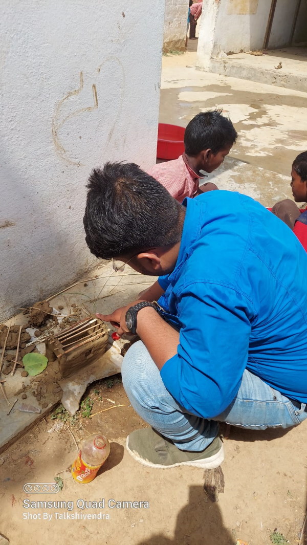 रोज सुबह घर घर जाकर बच्‍चों को स्‍कूल लाए