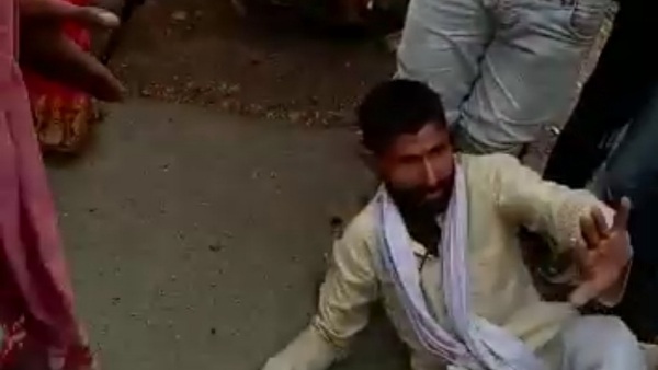 चलती बाइक से कूद गई महिला