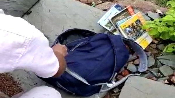 स्कूल से बाहर आकर बस्ते की खोल दी चैन स्कूल से बाहर आकर बस्ते की खोल दी चैन