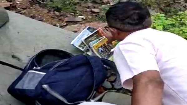 बस्ते से बाहर आकर पत्थर के नीचे घुस गया किंग कोबरा बस्ते से बाहर आकर पत्थर के नीचे घुस गया किंग कोबरा