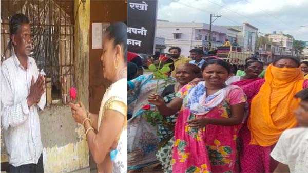 महिलाओं ने गुलाब भेंट कर किया प्रदर्शन