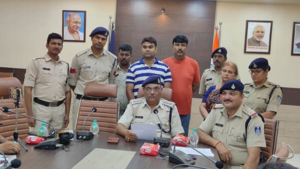 30.5 ग्राम स्मैक और 19 लाख रुपए बरामद 30.5 ग्राम स्मैक और 19 लाख रुपए बरामद