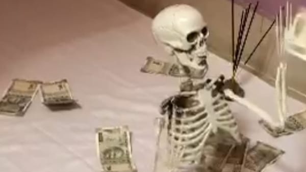7 साल में एक बार कंकाल के साथ डांस!