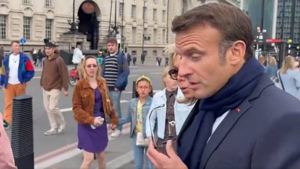 राष्ट्रपति का साधारण कपड़ों में होना ठीक नहीं