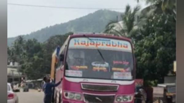 स्कूल के पास रुकवाई प्राइवेट बस