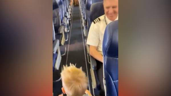 बच्चे के क्यूट अभिवादन का जवाब