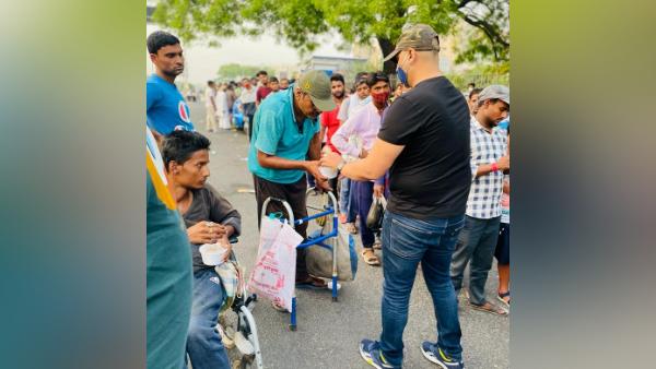 सैकड़ों लोगों को घर का खाना