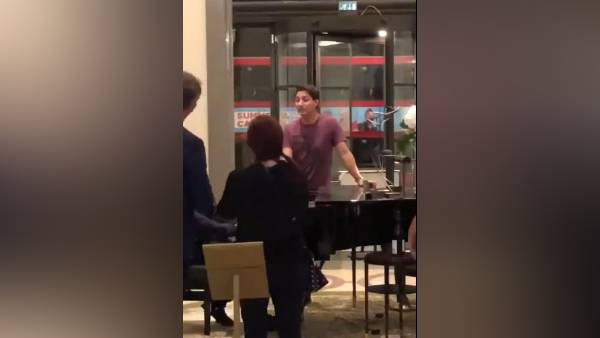 क्या गुनगुना रहे थे 50 साल के प्रधानमंत्री