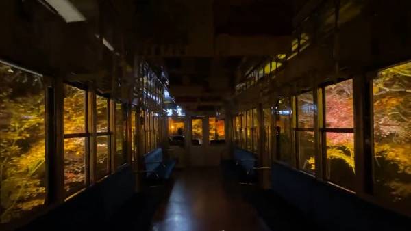 बिना लाइट के सुरंग में ट्रेन