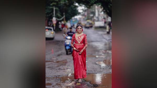 पारंपरिक शादी के कपड़े में गहनों से लदी दुल्हन
