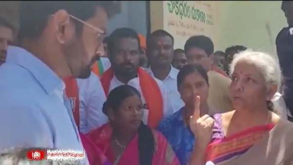 कलेक्टर को सार्वजनिक रूप से फटकार