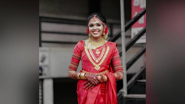 गड्ढे में कीचड़, सोने और मेंहदी का श्रृंगार