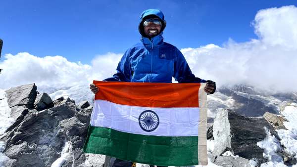सात लोगों के साथ शुरू की चढ़ाई सात लोगों के साथ शुरू की चढ़ाई