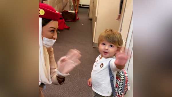 कैमरे में देखकर अभिवादन