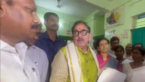 कोरोना वैक्सीन सेंटर पर पीएम की तस्वीर नहीं