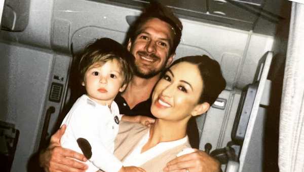 एक दूसरे से गले मिलते दिखे