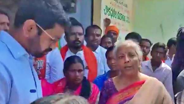 पीएम मोदी के फ्लेक्स बोर्ड लगाने की मांग