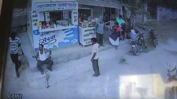 उंगली को चूसकर जहर निकालने की कोशिश भी की