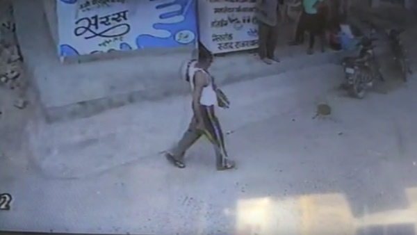  बेहोश होकर गिर गया