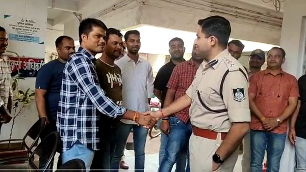 फेमस होने की चाहत में नौकरी छोड़कर गांव वापस आ गया था