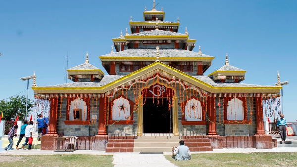 लगभग 2.5 कि०मी० की पैदल चढाई कर सुरकंडा माता मंदिर