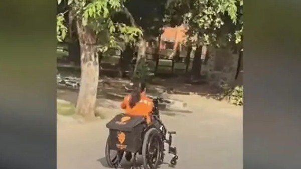 लोग कर रहे लड़की के हौसलों को सलाम