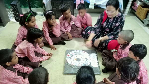 स्मार्ट क्लासरूम, 24 घंटे बिजली, प्रोजेक्टर रूम