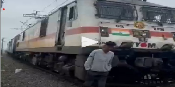 टक्कर के बाद खून से लथपथ पड़ा था किशोर