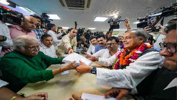 थरूर भी गांधी परिवार के कसीदे पढ़कर मैदान में उतरे