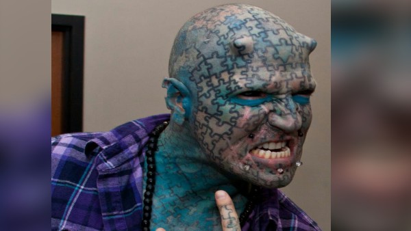 पूरा शरीर को जिगसॉ पजल से ढका